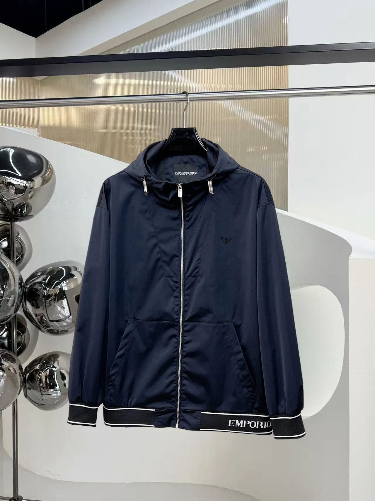 Armani official website Same Style, complete with three labels, on sale in advance. 2026 Autumn and Winter New Arrival men's jacket, Original with complete three labels, Premium version. Custom-made fabrics at the counter. Breathable, high comfort, impeccable details, brand element design concept, reflecting high quality. It feels delicate and soft, presents a casual cut, and has a great upper body shape. Sizes: M～3XL,